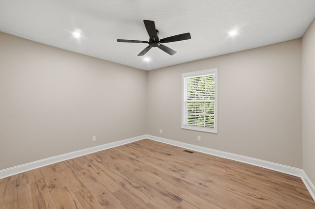 913 Memorial Dr, Paris, TN 38242