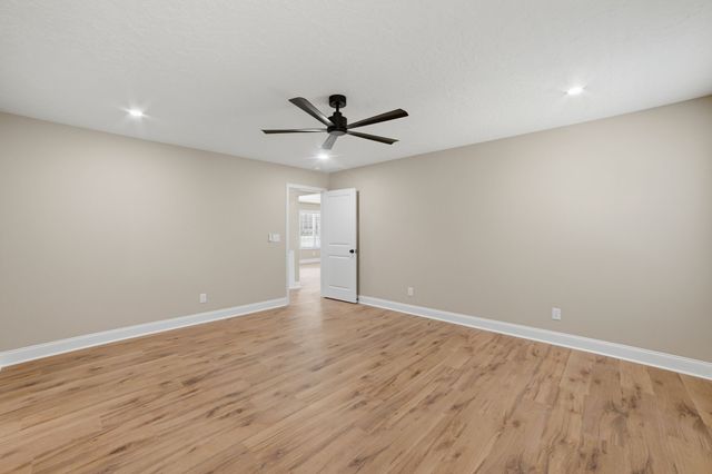 913 Memorial Dr, Paris, TN 38242