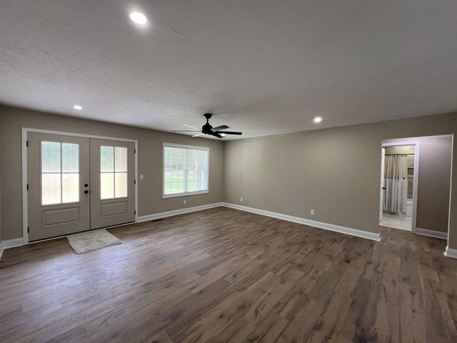913 Memorial Dr, Paris, TN 38242