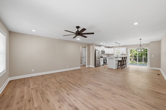 913 Memorial Dr, Paris, TN 38242