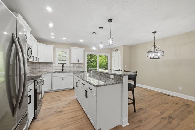 913 Memorial Dr, Paris, TN 38242