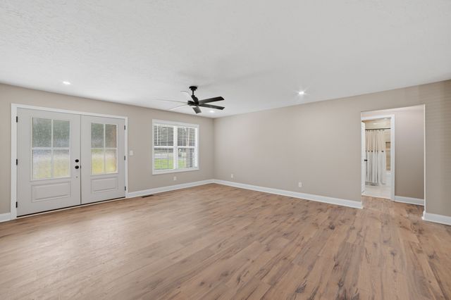 913 Memorial Dr, Paris, TN 38242