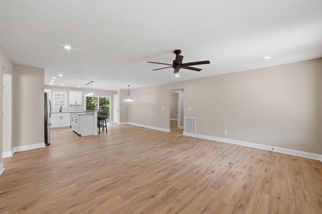 913 Memorial Dr, Paris, TN 38242