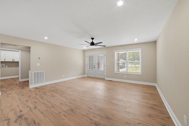 913 Memorial Dr, Paris, TN 38242