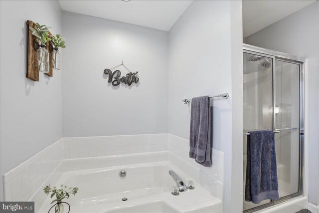 1829 KRYSTLE DR, Lancaster, PA 17602