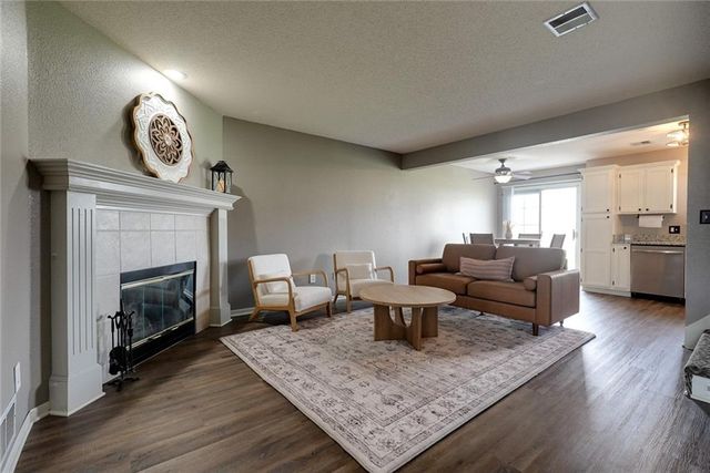 5833 Plantation Lane 199B, Lee's Summit, MO 64064