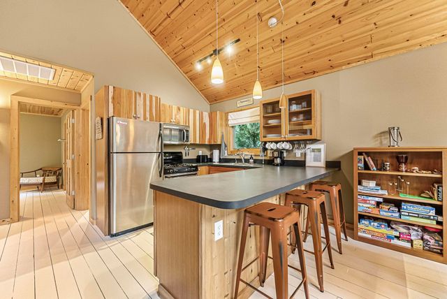 525 E Oak, Leland, MI 49654