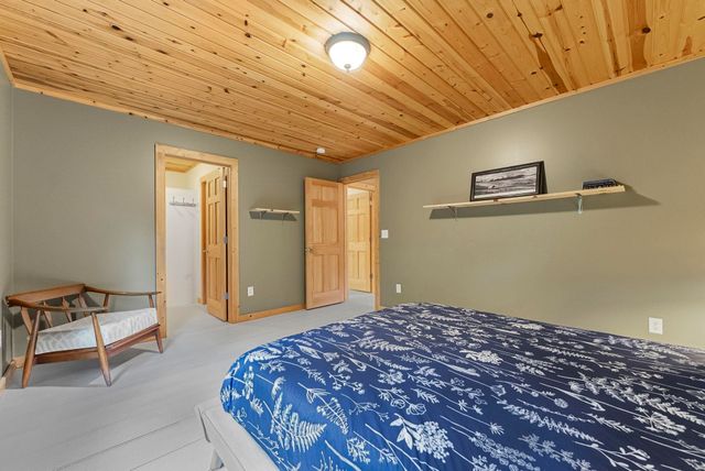 525 E Oak, Leland, MI 49654