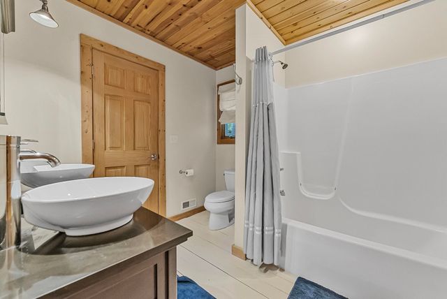 525 E Oak, Leland, MI 49654