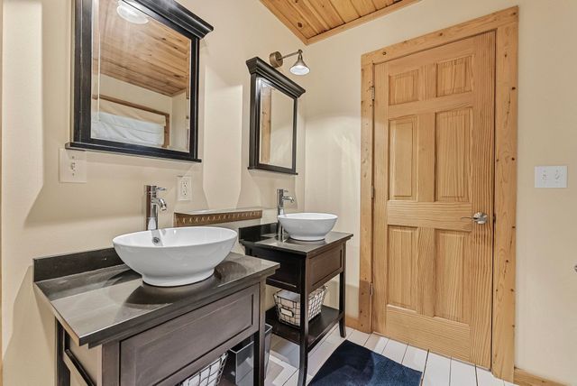 525 E Oak, Leland, MI 49654