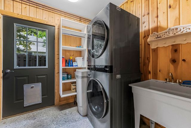 525 E Oak, Leland, MI 49654