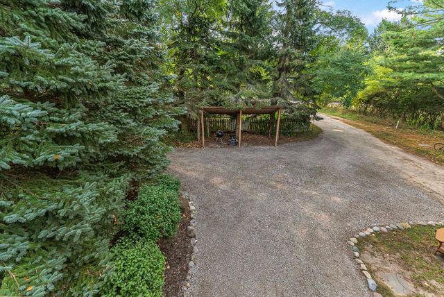 525 E Oak, Leland, MI 49654