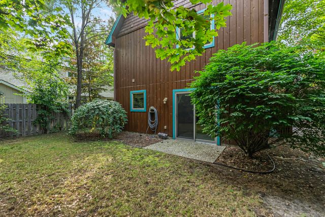 525 E Oak, Leland, MI 49654