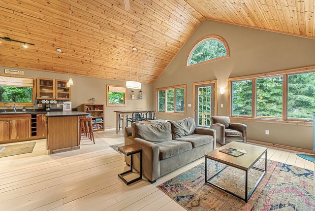 525 E Oak, Leland, MI 49654