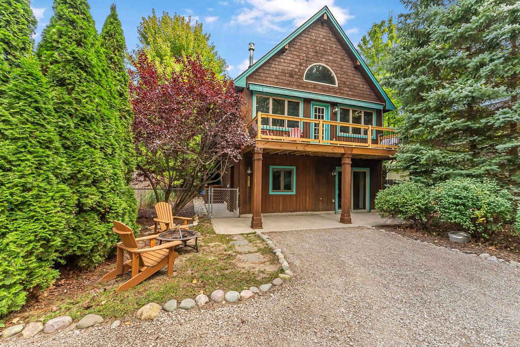 525 E Oak, Leland, MI 49654