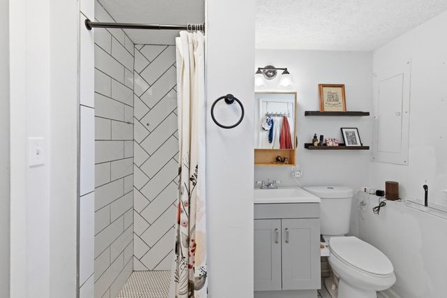 303 Bonnacroft Dr, Hermitage, TN 37076