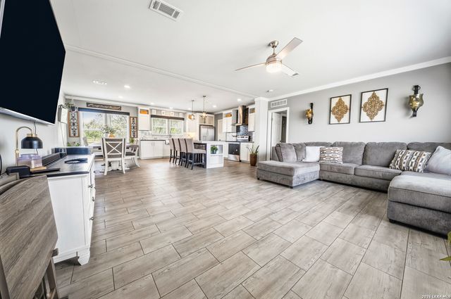 173 VIRIDIAN VW, Pleasanton, TX 78064