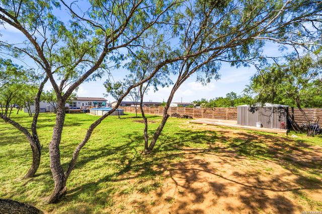 173 VIRIDIAN VW, Pleasanton, TX 78064
