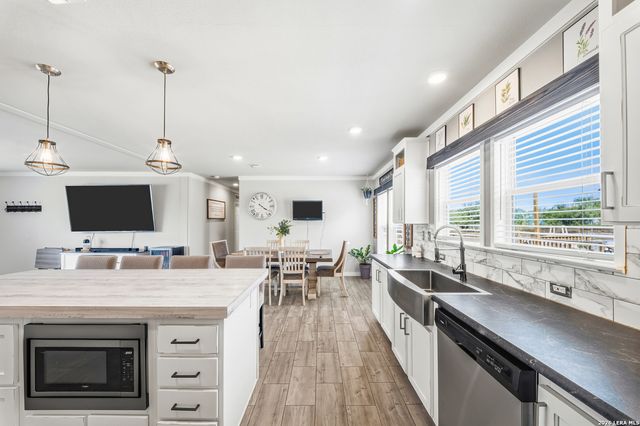 173 VIRIDIAN VW, Pleasanton, TX 78064