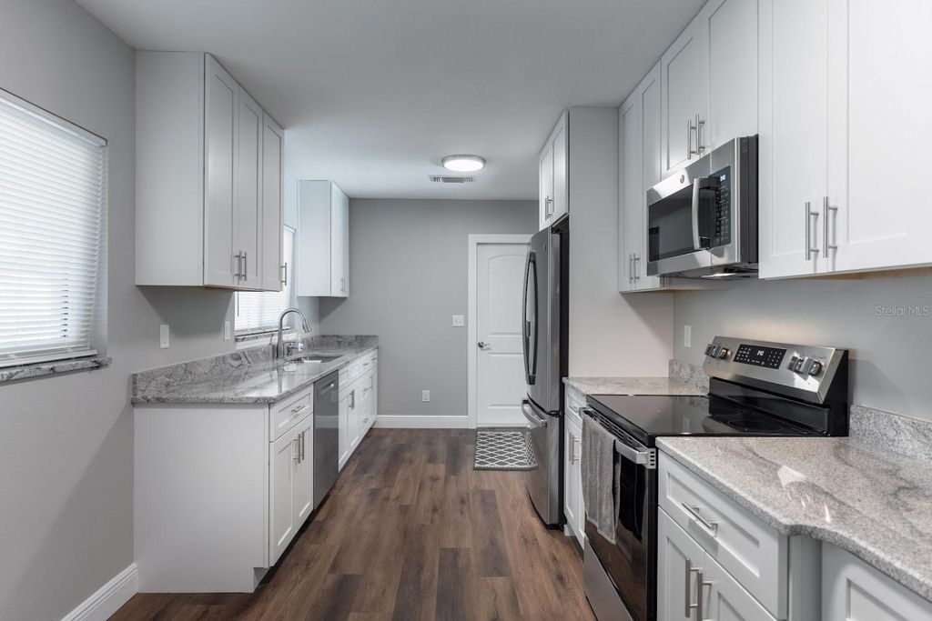 Image 2 of property listing at 712 CAMELLIA COURT, Seffner, FL 33584