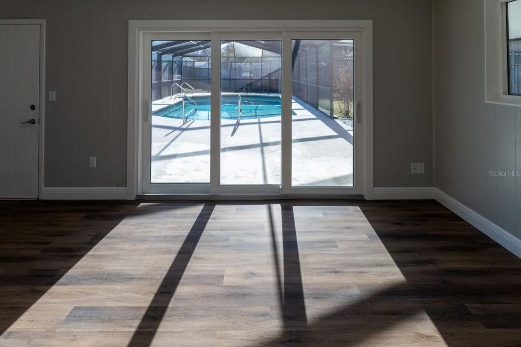 Image 15 of property listing at 712 CAMELLIA COURT, Seffner, FL 33584