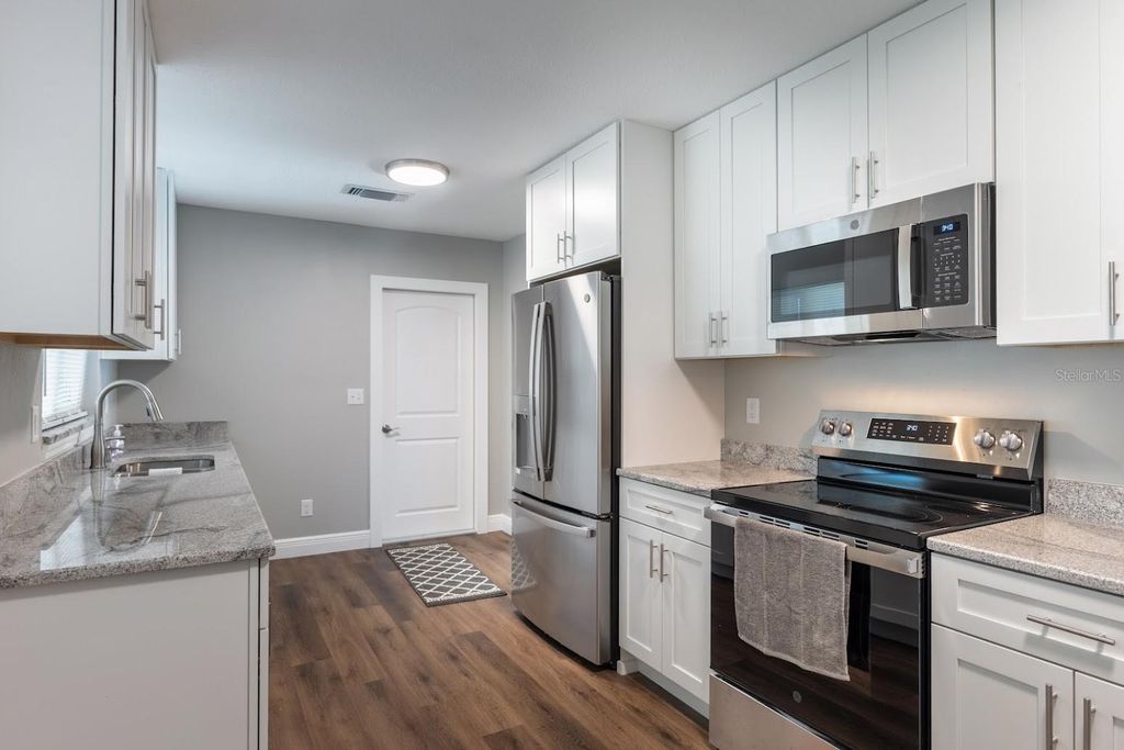 Image 3 of property listing at 712 CAMELLIA COURT, Seffner, FL 33584