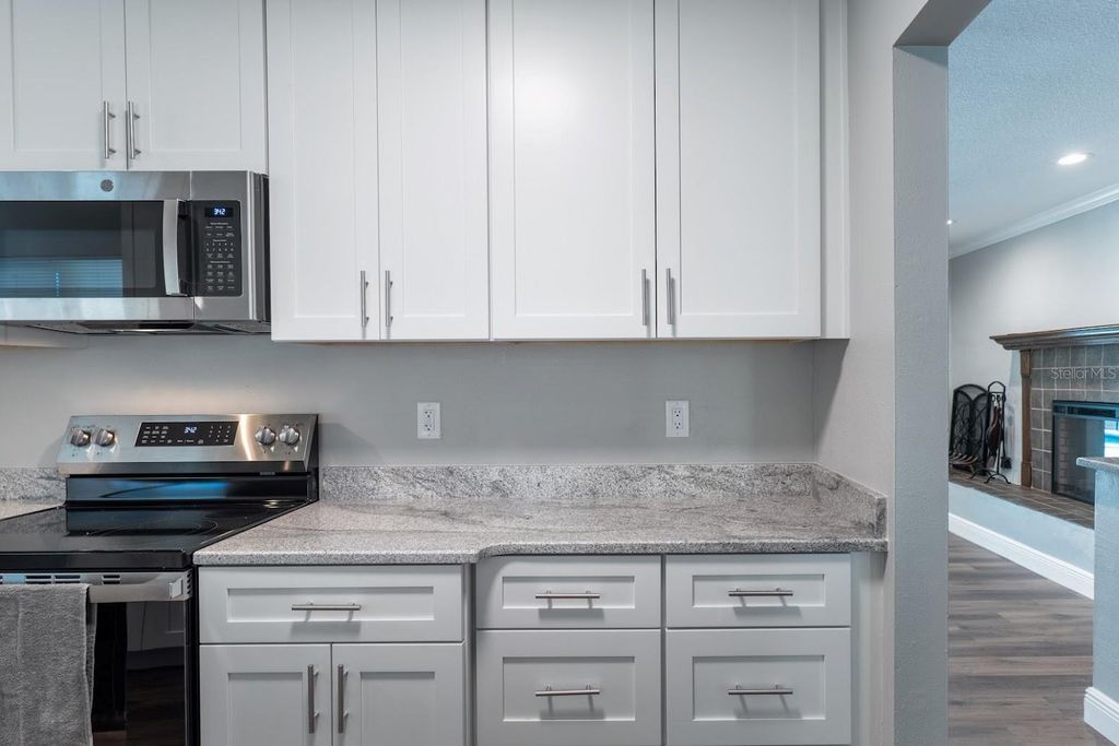 Image 5 of property listing at 712 CAMELLIA COURT, Seffner, FL 33584