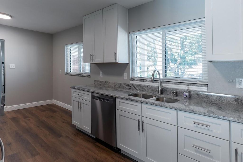 Image 6 of property listing at 712 CAMELLIA COURT, Seffner, FL 33584