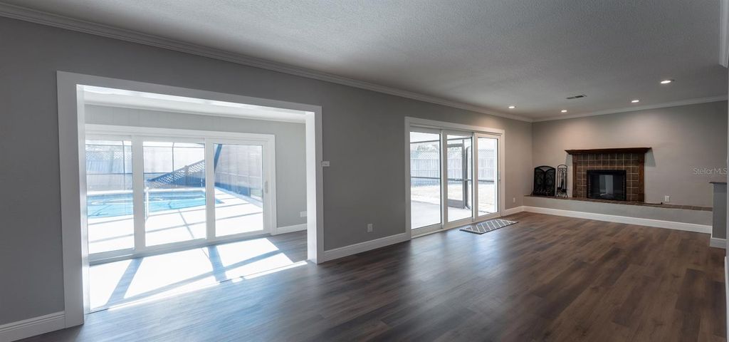 Image 7 of property listing at 712 CAMELLIA COURT, Seffner, FL 33584