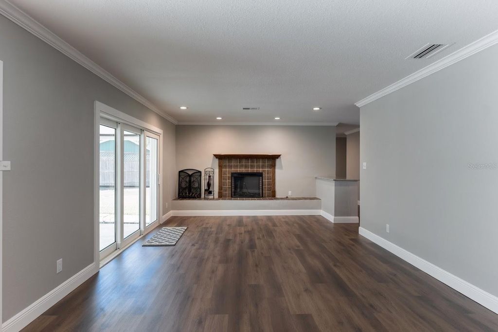 Image 8 of property listing at 712 CAMELLIA COURT, Seffner, FL 33584