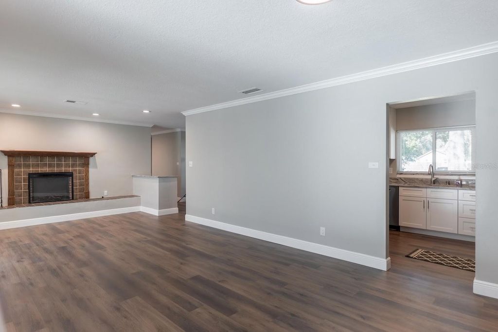 Image 9 of property listing at 712 CAMELLIA COURT, Seffner, FL 33584