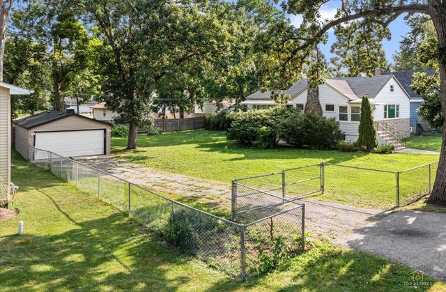 29 Glenwood Drive, Round Lake Beach, IL 60073