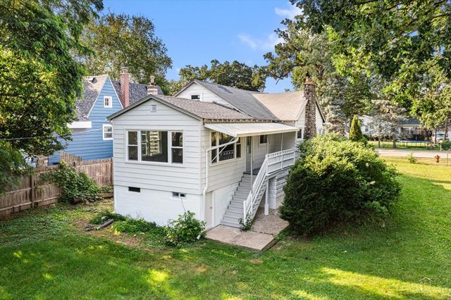29 Glenwood Drive, Round Lake Beach, IL 60073