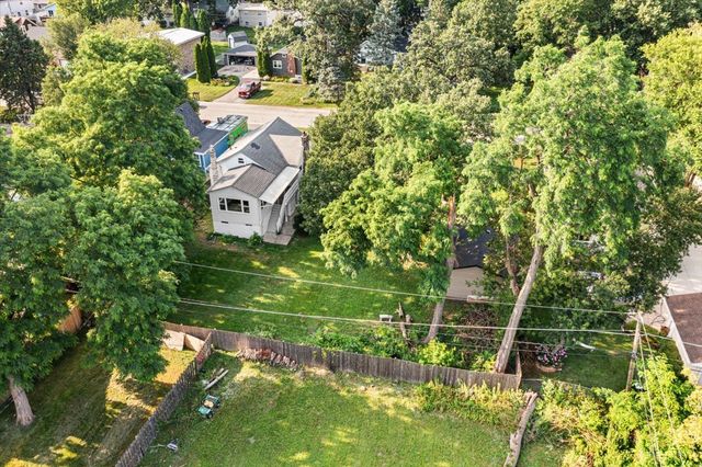 29 Glenwood Drive, Round Lake Beach, IL 60073