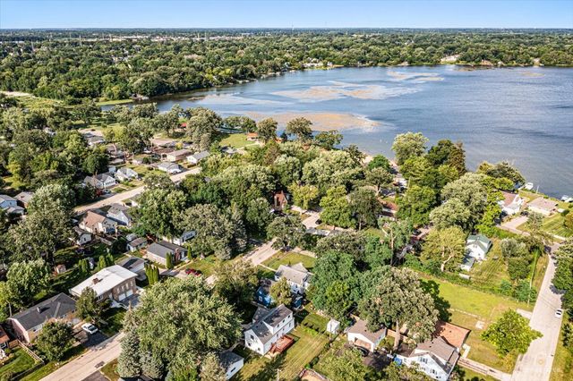 29 Glenwood Drive, Round Lake Beach, IL 60073