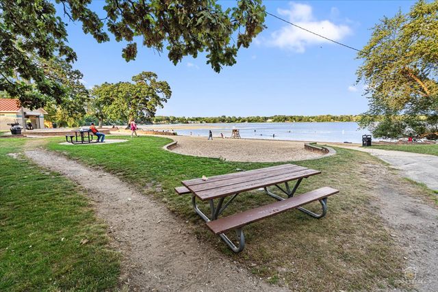 29 Glenwood Drive, Round Lake Beach, IL 60073