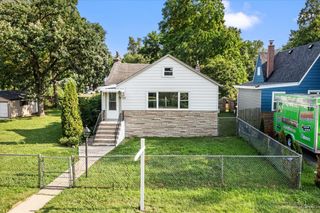29 Glenwood Drive, Round Lake Beach, IL 60073