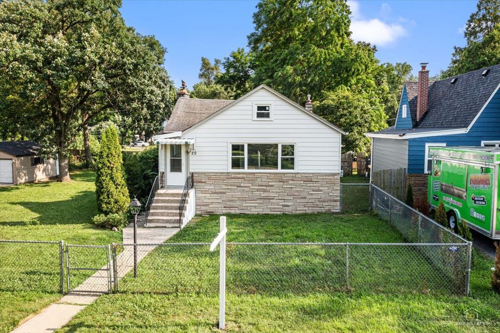 29 Glenwood Drive, Round Lake Beach, IL 60073