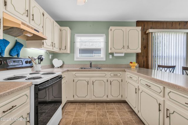 10 Picasso Court, Toms River, NJ 08757