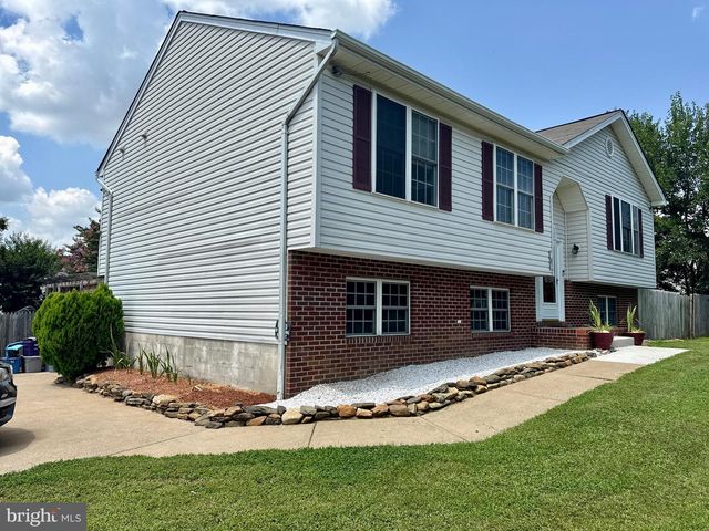 2 JULIE LN, Fredericksburg, VA 22405
