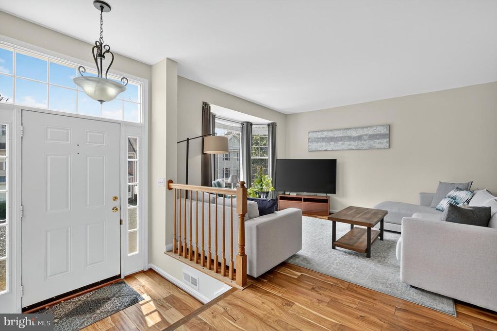 5702 CLAPHAM RD, Alexandria, VA 22315