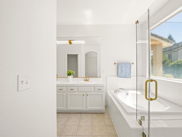 2711 E Shea Drive, Fresno, CA 93720