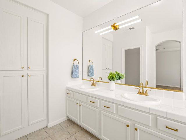 2711 E Shea Drive, Fresno, CA 93720
