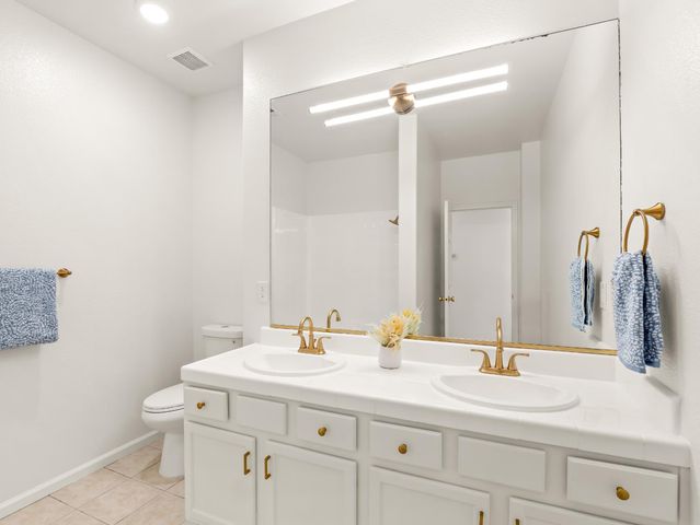 2711 E Shea Drive, Fresno, CA 93720