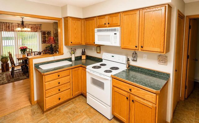 1352 Windsor Circle, Watertown, WI 53098