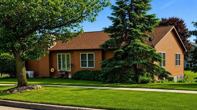 1352 Windsor Circle, Watertown, WI 53098