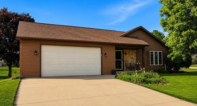 1352 Windsor Circle, Watertown, WI 53098