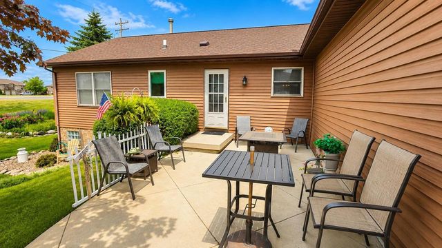 1352 Windsor Circle, Watertown, WI 53098