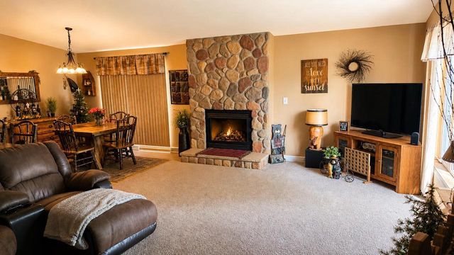 1352 Windsor Circle, Watertown, WI 53098