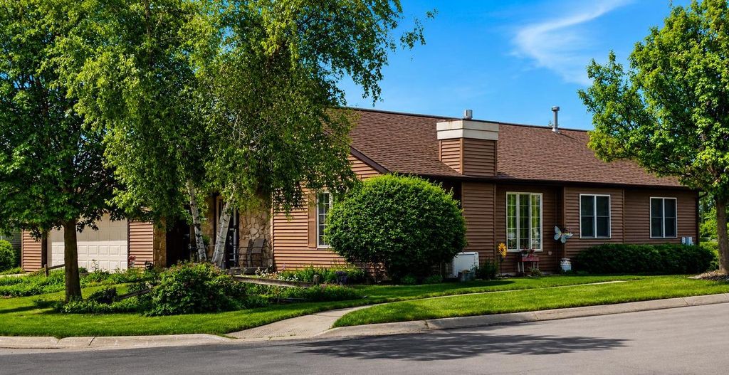 1352 Windsor Circle, Watertown, WI 53098